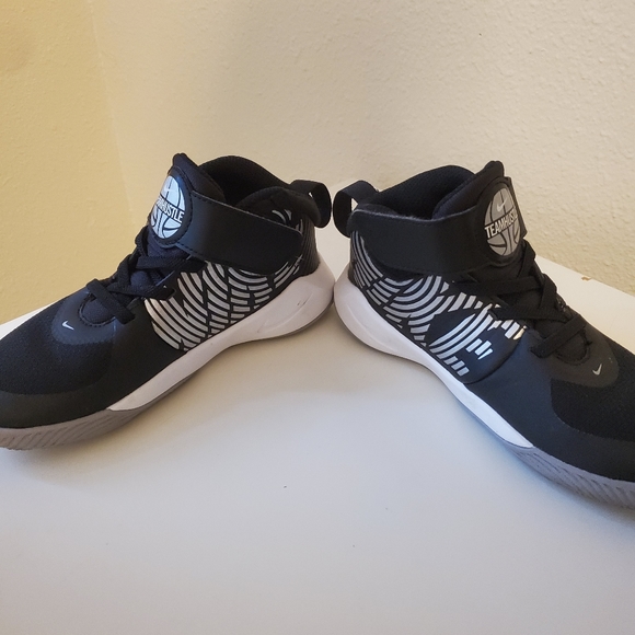 Nike Team Hustle sneakers - Picture 2 of 6